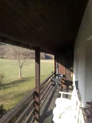 Bank auf dem Balkon