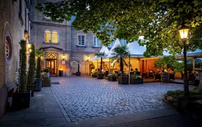 Oberer Schlosshof und Terrasse