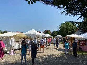 Kunsthandwerkermarkt Stände (© Schloss Edesheim)