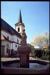 Kirche mit Brunnen