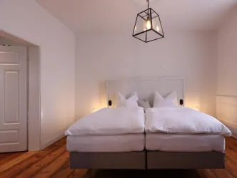 Schlafzimmer mit Doppelbett