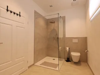 Badezimmer mit Dusche