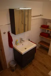 Waschbecken und Spiegelschrank im Bad (© C. Anselmann)