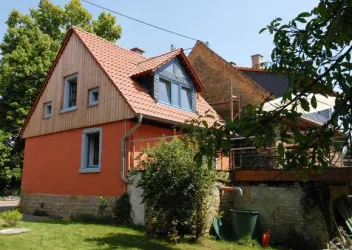 Hausansicht mit Terasse