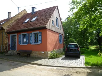 Hausansicht mit Parkplatz