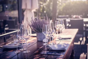 gedeckter Tisch (© Holz-Weisbrodt)