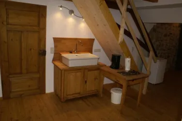Küchenzeile mit Treppe zur Empore