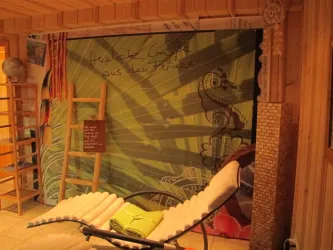 Tropical Relax - Liegestuhl vor Palmenwand (© Tropical Relax)