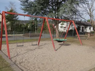 Zwei Schaukeln und eine Nestschaukel (© EM/Urlaubsregion Freinsheim)