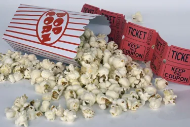 Theater, Popcorn u. Tickets (© annca Pixabay)