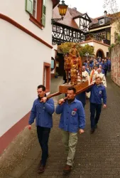 Überbringung der Statue (© Tourist-Info St. Martin)