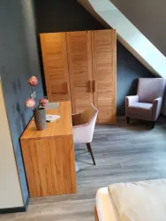 Hotel Landlust Schreibtisch & Schrank (© Ulrich Pütz)