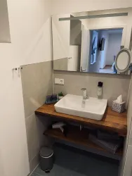 Riesling_Badezimmer (© HALBSTÜCK-Ferienwohnungen am Kropsbachpark)