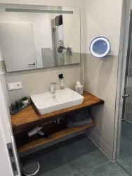 Pinot Noir Badezimmer (© HALBSTÜCK-Ferienwohnungen am Kropsbachpark)