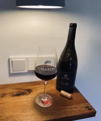 Pinot Noir Nachttisch (© HALBSTÜCK-Ferienwohnungen am Kropsbachpark)