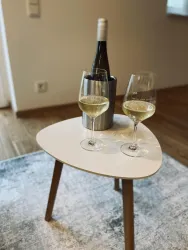Riesling_Wohnzimmertisch (© HALBSTÜCK-Ferienwohnungen am Kropsbachpark)