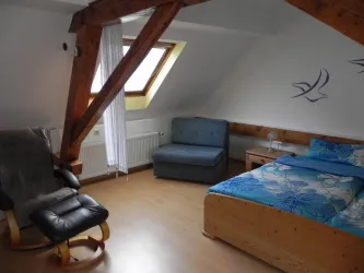 Schlafzimmer mit Sitzgelegenheit (© Karl-Dieter Knecht)