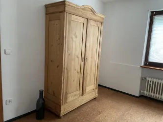 Kleiderschrank