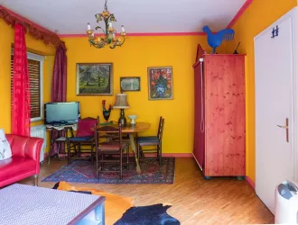 Blick ins Zimmer_Gelb (© Gästehaus im Wolsel)