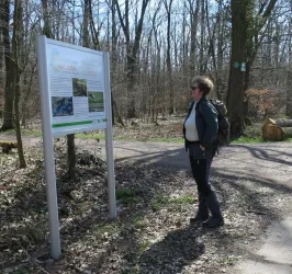 UNESCO Schild mit Wanderer