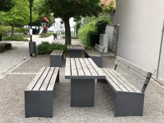 Hayna-Picknickplatz am Dorfplatz mit Brunnen neben