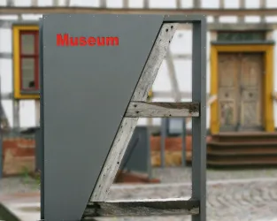 Museum und Stelenreihe im Museumshof 2 (© Verein Südliche Weinstrasse Herxheim e.V.)