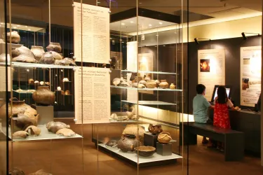 Museum und Stelenreihe im Museumshof 3