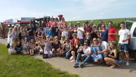 Rollende Weinprobe Gruppe bei WG Kuntz schön (© Verein Südliche Weinstrasse Herxheim) Rollende Weinprobe Gruppe bei WG Kuntz schön (© Verein Südliche Weinstrasse Herxheim)