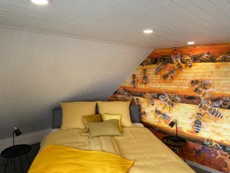 Schlafzimmer 1 mit Balkon (© Marcus Hoffmann)