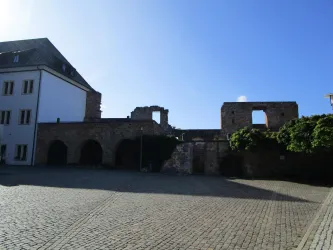 Innenhof von Burg Altleiningen (© Helena Jetses)