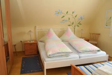 Schlafzimmer mit Doppelbett & Einzelbett