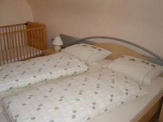 Schlafzimmer mit Doppelbett & Kinderbett