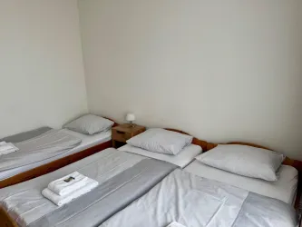 1.OG Dreibettzimmer mit Balkon und Miniküche