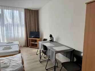 1.OG Dreibettzimmer mit Balkon und Miniküche