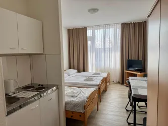 1.OG Dreibettzimmer mit Balkon und Miniküche