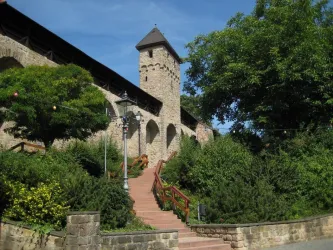 Grauer Turm von Treppe aus 1 (2)