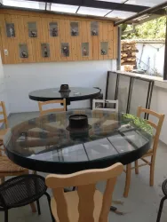 Überdachter Sitzplatz im Garten (© Brigitte Messer)