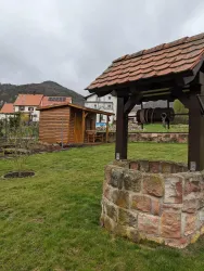 Außenansicht mit Gartenhäuschen