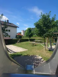 ... mit Rutsche, Wippe, Tischtennisplatte ...