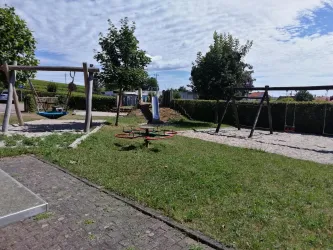 ... und Schaukeln für kleine und große Kinder.