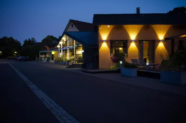 3. Hotel bei Nacht