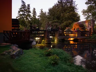 Brücke über Wasser bei Nacht