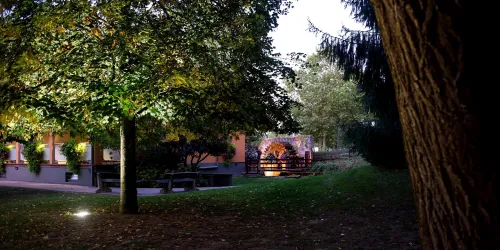 Mühle und Balkone bei Nacht