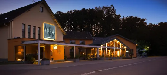 2. Hotel bei Nacht