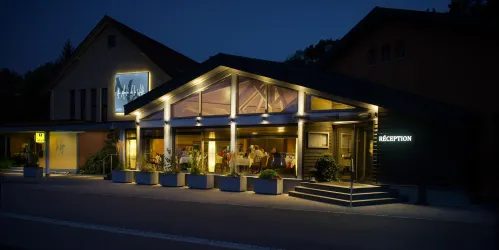 4. Hotel bei Nacht