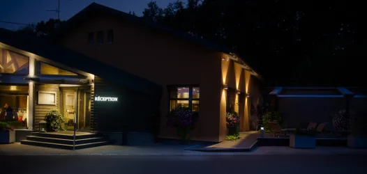 5. Hotel bei  Nacht