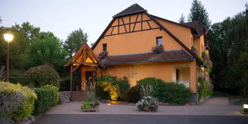 2. Hotel bei Dämmerung