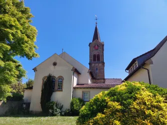 Prot. Kirche und Gemeindehaus 1