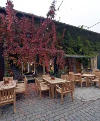 Idyllische Innenhof von Siben's GUtsküche