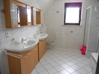 Badezimmer mit Dusche und Badewanne
